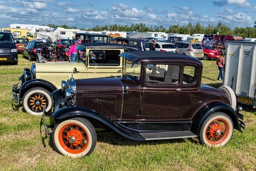 Ford Model A 2-door coupe 1930 side