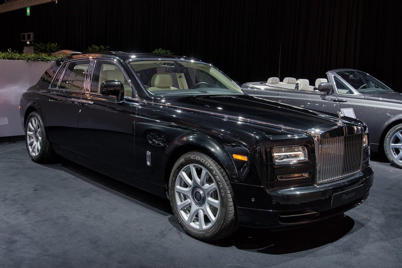 Rolls Royce Phantom 2015 fr3q.jpg