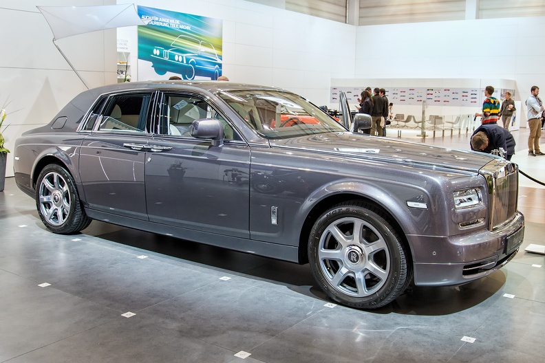 Rolls Royce Phantom VII 2015 fr3q.jpg