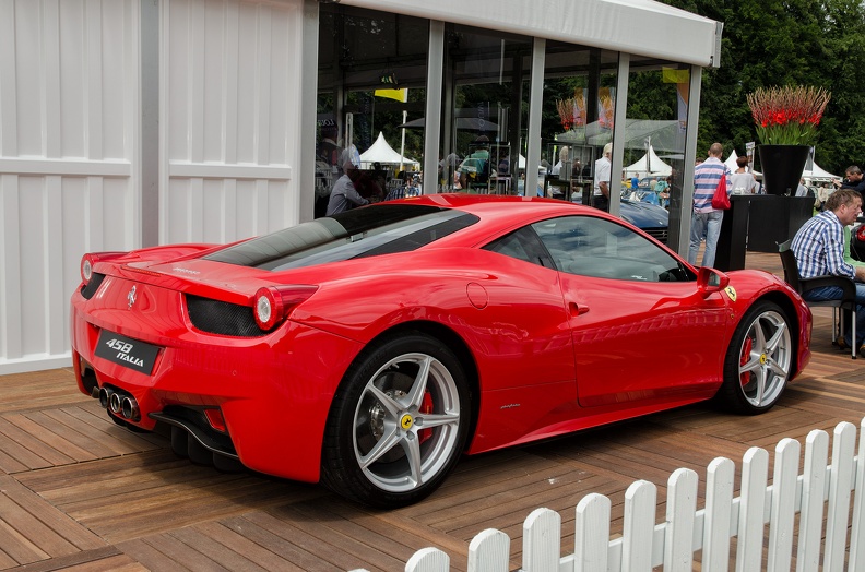 Ferrari 458 Italia 2014 r3q.jpg