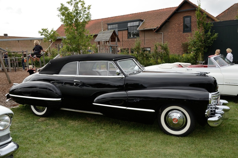 Cadillac 62 convertible coupe 1942 side.jpg