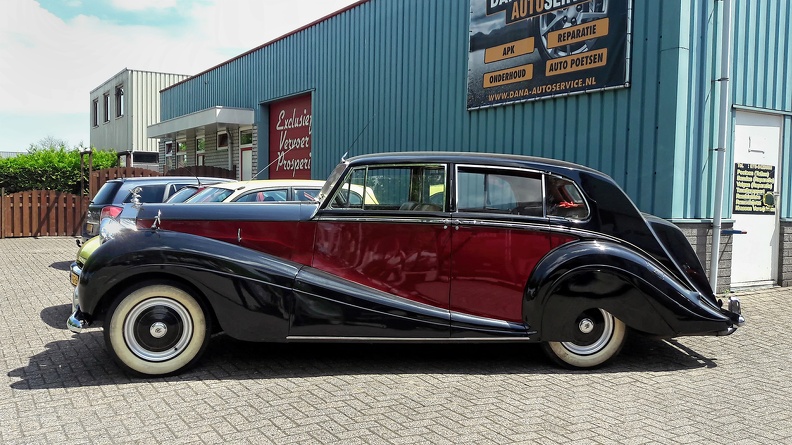 Rolls Royce Silver Wraith touring limousine by Mulliner 1953 side.jpg
