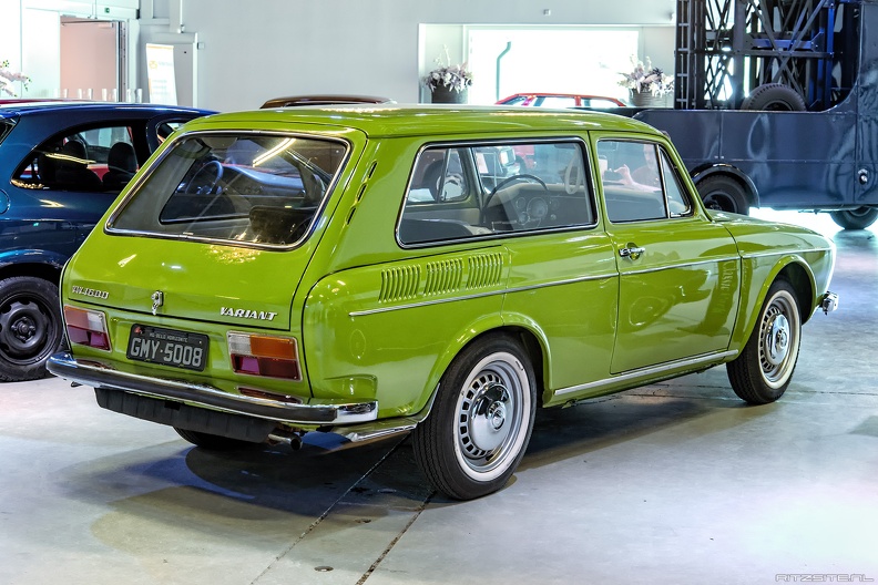 Volkswagen 1600 Variant 1973 r3q.jpg