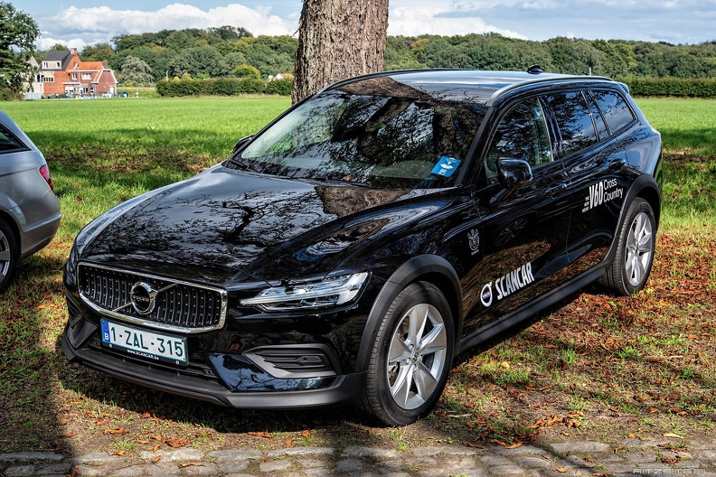 Volvo V60 Cross Country 2019 fl3q.jpg