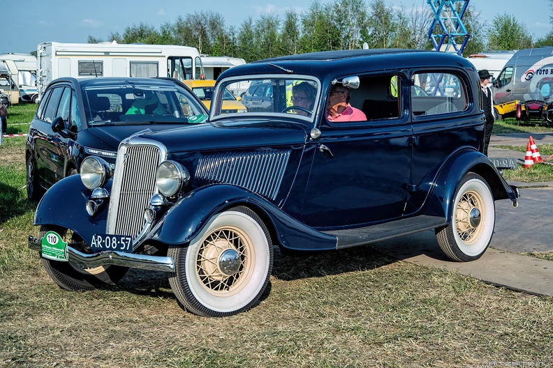 Ford V8 DeLuxe Tudor 1934 fl3q.jpg
