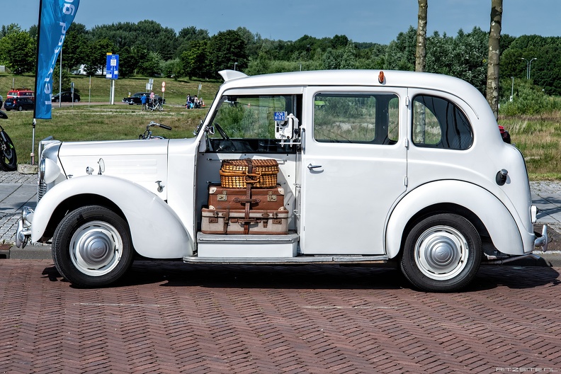 Austin FX3 taxi by Carbodies 1957 side.jpg