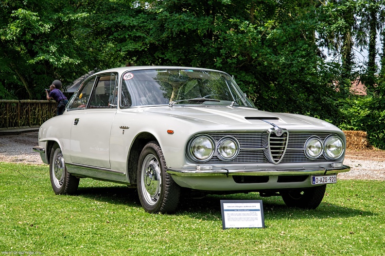 Alfa Romeo 2600 Sprint by Bertone 1964 fr3q.jpg